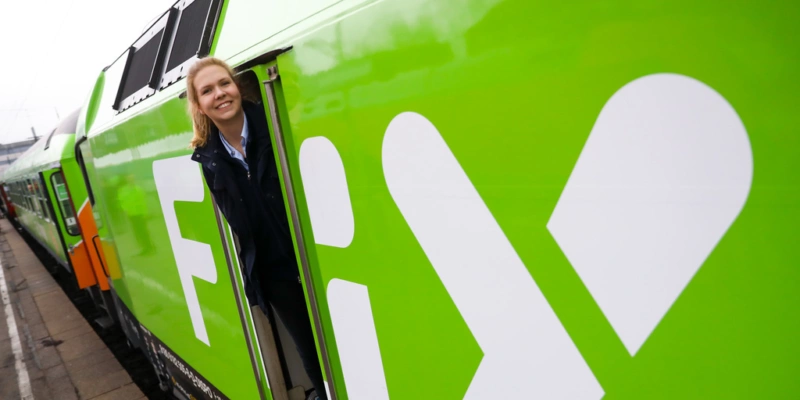 Eine Lokführerin lächelt aus dem Flixtrain in Hamburg. Zwischen der Hansestadt und Köln verkehrt Flixtrain seit 2018. Foto: Keystone