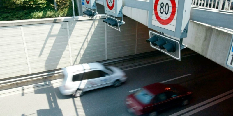 Bald schon ein ganz alltägliches Bild: Auf vielen Autobahnenstrecken wird Tempo 80 signalisiert, um Staus zu verhindern. Foto: Urs Baumann