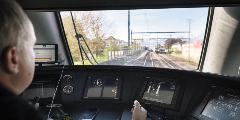 Ein BLS Dosto zwischen Bern und Thun. Um effizienter zu fahren, kommt im Führerstand von Schweizer Zügen immer mehr Technik zum Einsatz.  Foto: Christian Beutler (Keystone)