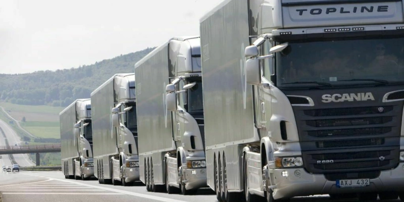 Lastwagen sollen künftig in einem Konvoi fahren, bei dem die einzelnen Trucks digital miteinander verbunden sind. Foto: zvg