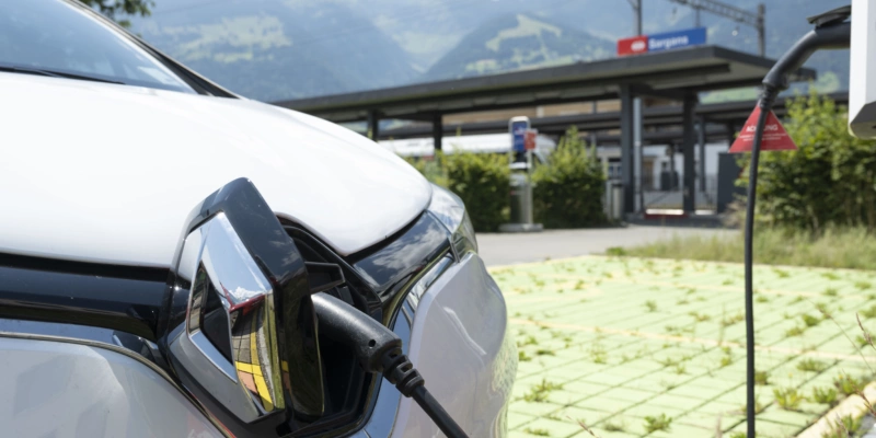 Elektroautos müssen nicht zwangsläufig zu einer erhöhten Stromnachfrage beitragen. Energieeffiziente Systeme könnten das verhindern. Foto: Christian Beutler, Keystone.