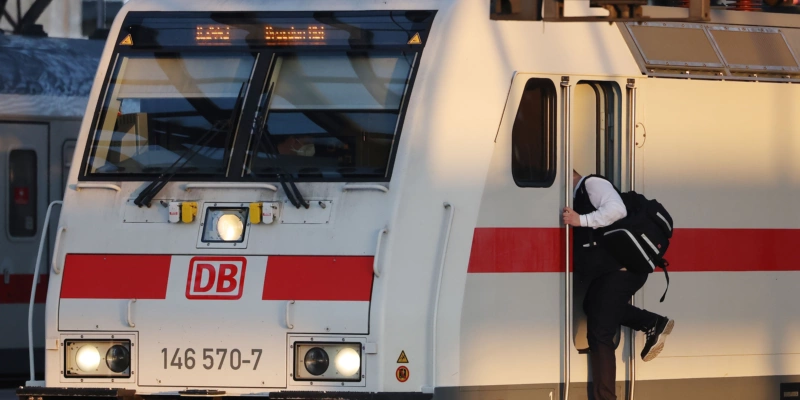 Sie wollen heute gar nicht erst in die Führerkabine steigen: Die Lokführerinnen und Lokführer der Deutschen Bahn. Foto: Oliver Berg (Keystone)