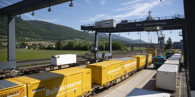 Ausbau Schienentransport: Die Schweizerische Post will 9 Millionen Pakete von der Strasse auf die Schiene verlagern. Foto: Peter Klaunzer