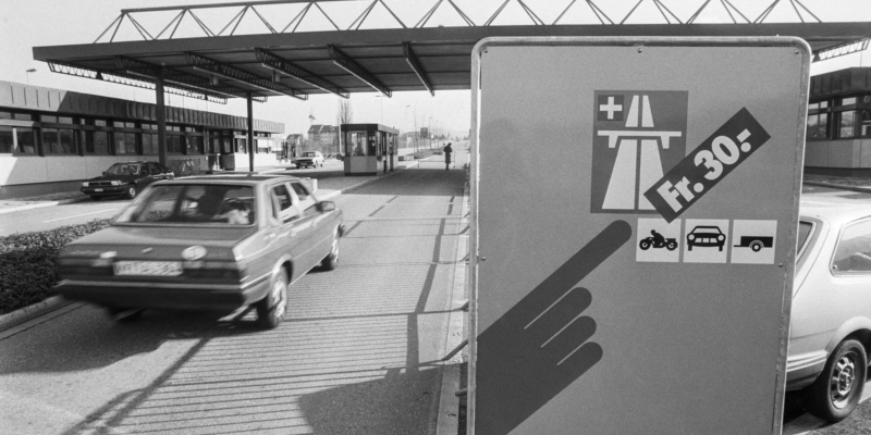 Eine Hinweistafel informiert Automobilisten am Grenzübergang Säckingen/Stein im Kanton Aargau über die Autobahnvignette, die ab 1. Januar 1985 obligatorisch war. Foto: Keystone