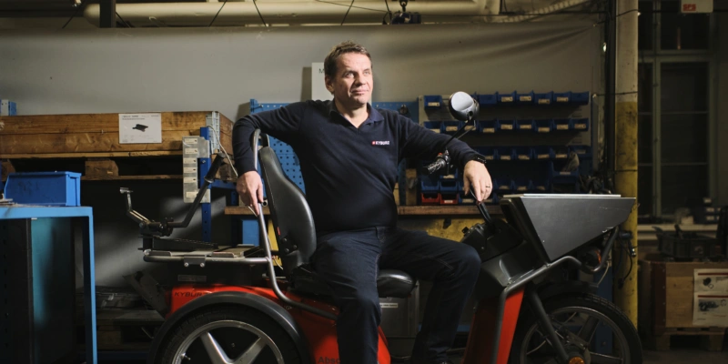 Martin Kyburz auf einem Modell DXS. Die elektrischen Dreiräder setzen Gemeinden im Reinigungsdienst und die Industrie für den Warentransport ein. Foto: Jonathan Labusch