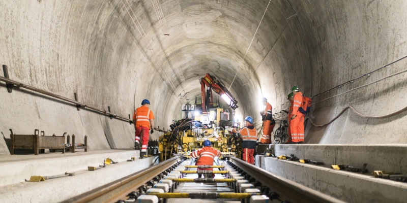 Die Schweizerischen Bahntunnel und -brücken sind durchschnittlich in einem guten Zustand. Das BAV sieht Ereignisse wie jenes im Gotthard-Basistunnel als Einzelfälle. Im Bild Arbeiter im Gotthard-Basistunnel vor dessen Eröffnung. oto: Christian Beutler (Keystone)