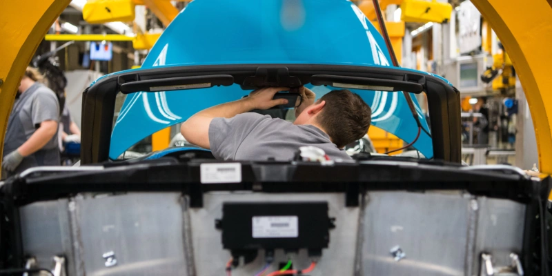Arbeiten an einem Cabriolet im Porsche-Stammwerk in Stuttgart-Zuffenhausen. Foto: Murat Marijan (Keystone)