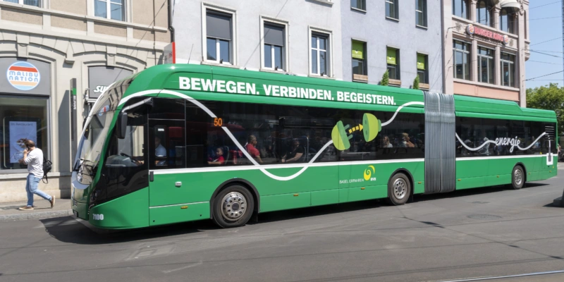 Einer von 66 Elektrobussen, die bei den Verkehrsbetrieben Basel BVB bereits im Einsatz sind. Die verbleibenden 63 Dieselbusse der BVB-Flotte sollen bis 2027 ersetzt werden. Foto: Georgios Kefalas (Keystone)