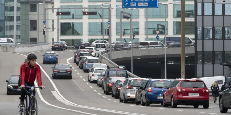 In Zürich stockte der Autoverkehr im vergangenen Jahr zunehmend. Für Velofahrer gab es hingegen Verbesserungen. Foto: Gaetan Bally (Keystone)