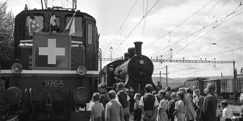 Die Aufnahme des elektrischen Betriebes auf der SBB-Strecke zwischen Schaffhausen und Etzwilen wurde 1945 gross gefeiert. Foto: Hans Gerber (Keystone/Photopress-Archiv)