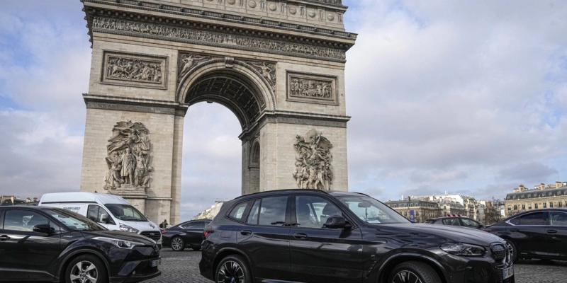 Paris hat am Sonntag deutliche höhere Parkgebühren für SUVs zugestimmt. Foto: Michel Euler (Keystone)