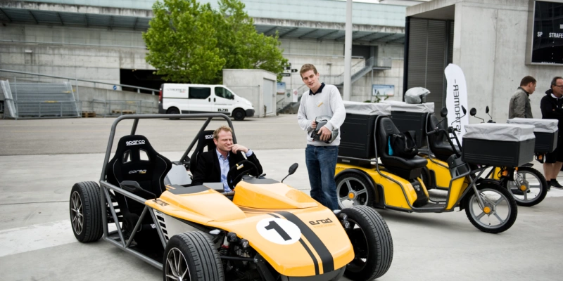 Peter Affolter von der Bern Fachhochschule in einem elektrischen Sportwagen der Firma Kyburz.