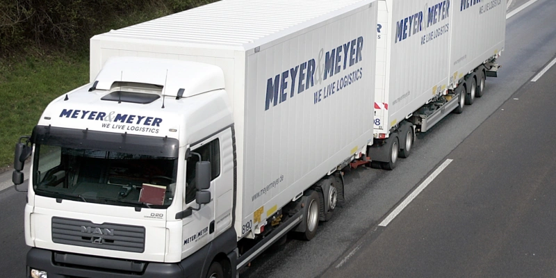 Wenn die Grossen anrollen: Die EU will, dass längere, schwerere und höhere LKWs über die Strassen rollen dürfen. Foto: Key/F. Augstein