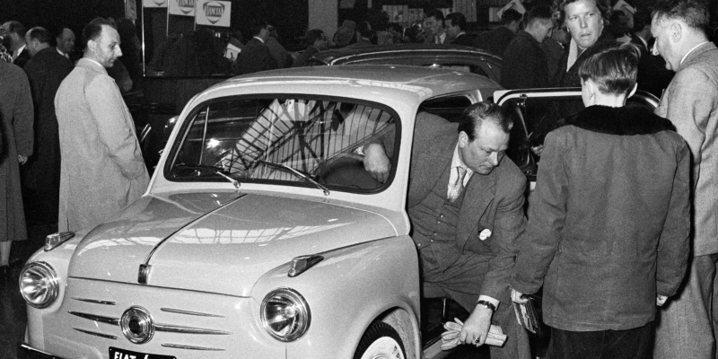 Der neue Fiat 600 war die Sensation beim 25. Internationalen Automobilsalon von Genf im März 1955. Der Kleinwagen ersetzte den bisherigen Topolino. Photopress-Archiv, Keystone.