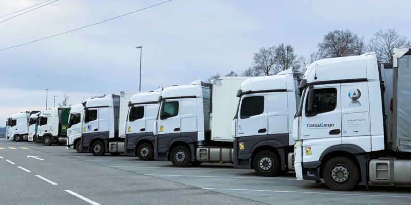 Wie hier beim Grauholz in Bern sind die Stellplätze für Lastwagen entlang der Autobahn meist gefüllt. Foto: msk