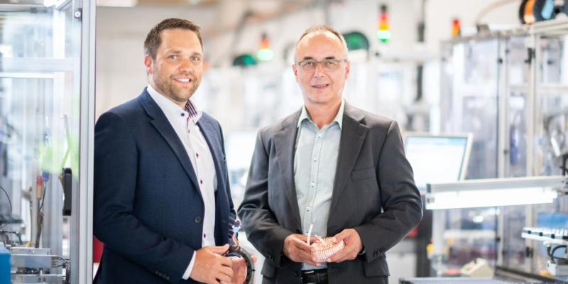 Manuel Inauen (links), seit 2021 CEO der KUK Electronic AG und Hansuli Koster, sein Vorgänger und Co-Gründer der Firma. Foto: KUK.