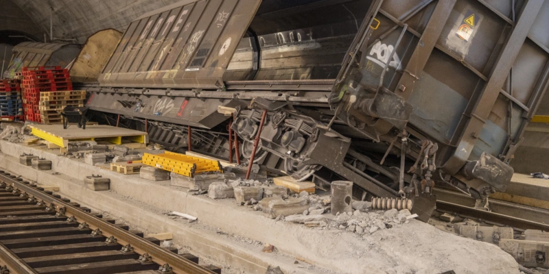 Schwerpunktthema der ersten, neuen Ausgabe sind Versorgungsengpässe und Kritische Infrastrukturen aufgehängt am Unfall am Gotthard, als im August 2023 ein Güterzug entgleiste. Foto: Keystone (Urs Flüeler)