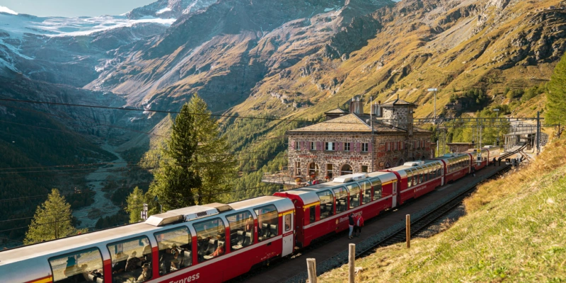 Der Bernina-Express gehört zu den beliebtesten Strecken bei Touristen, die den öffentlichen Verkehr in der Schweiz benutzen. Foto: zvg