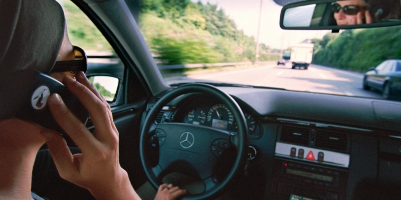 Obwohl verboten, wird immer wieder während dem Fahren mit dem Handy telefoniert. Foto: Martin Rütschi (Keystone)