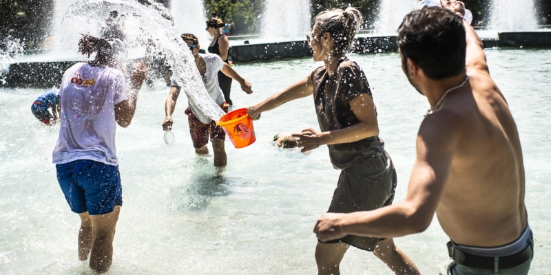 Das Wasser im Park Fontaine de Milan in Lausanne eignet sich nicht nur zum Abkühlen, sondern dämpft auch den Strassenlärm. Foto:  Jean-Christophe Bott (Keystone)