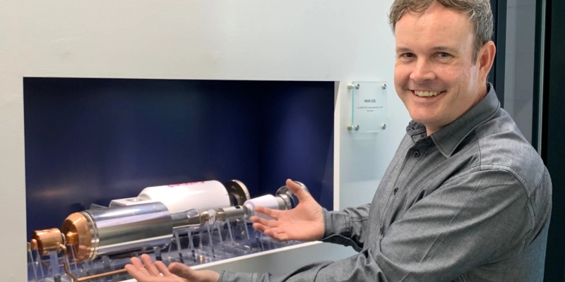 Marcel Odermatt, Projektmanager X-Ray bei Comet präsnetiert die 225-kV-Metallkeramik-Röntgenröhre, die zerstörungsfreie Prüfung von Gussteilen, Verbundwerkstoffen und additiv gefertigten Teilen konzipiert ist.  Foto: msk