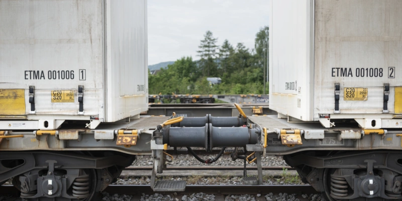 Noch werden in Europa die allermeisten Schienenwaggons mechanisch und nicht digital gekuppelt. Foto: Gaetan Bally (Keystone)