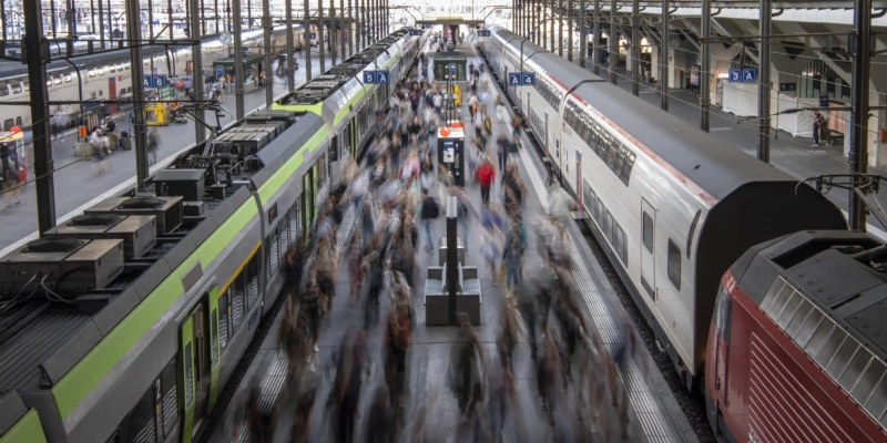 Mitarbeitende sollen auf den öffentlichen Verkehr umsteigen - im Bild der Bahnhof Luzern. Foto: Urs Flueeler/KEYSTONE