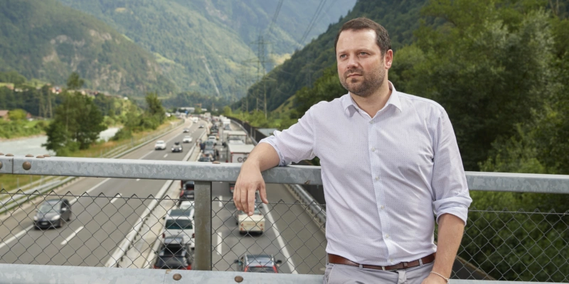 Nationalrat Simon Stadler kämpft dafür, dass die Urner Bevölkerung nicht mehr so stark vom Strassenverkehr belastet wird. Foto: Fabian Biasio