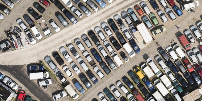 Elektroautos stehen weniger lang beim Händler. Im Bild ein Autohändler bei Wallisellen. Foto: Urs Jaudas