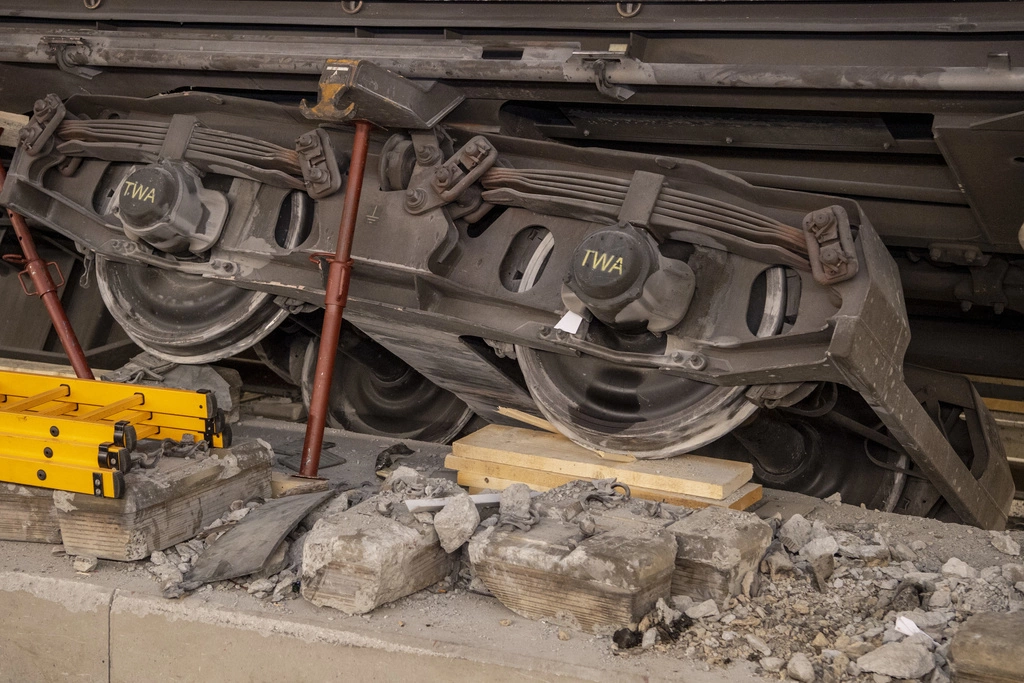 Einer der verunglückten Güterwaggons an der Unfallstelle im Gotthard-Tunnel. Foto: Urs Flüeler (Keystone)