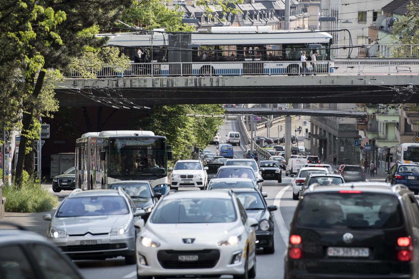 Die Schweiz will den Verkehr mit Preisdifferenzierungen in den Haupt- und Randzeiten monetär lenken. Foto: Ennio Leanza, Keystone