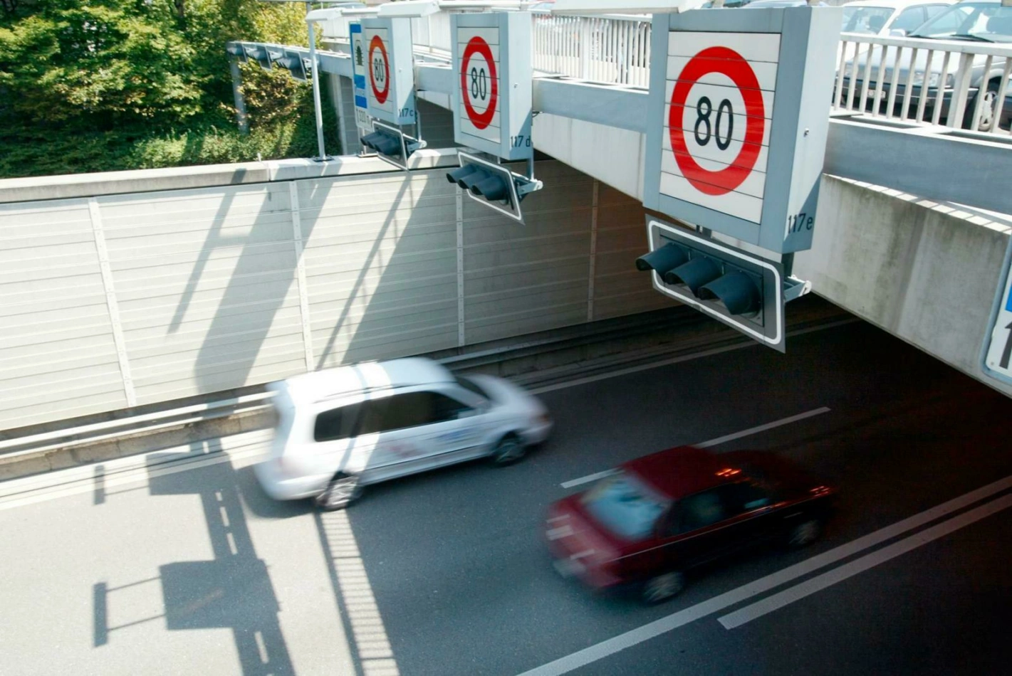 Bald schon ein ganz alltägliches Bild: Auf vielen Autobahnenstrecken wird Tempo 80 signalisiert, um Staus zu verhindern. Foto: Urs Baumann