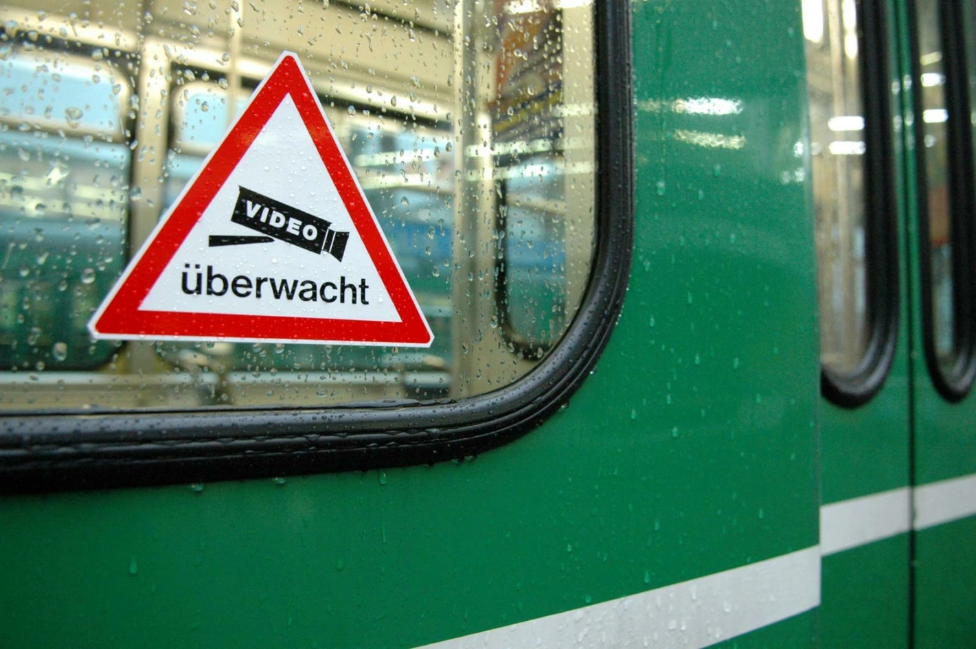 In Basel werden die Fahrgäste mit Videos überwacht und auch entsprechend darauf hingewiesen. Foto: Daniel Desborough