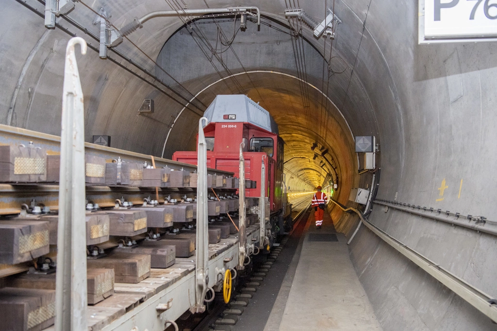 Die Materialkosten für die Reparatur des Gottard-Tunnels machen zwei Drittel der Schadenssumme von bis zu 130 Mio Franken aus. Im Bild ein Baustellenzug. Foto: Urs Flueeler (Keystone)