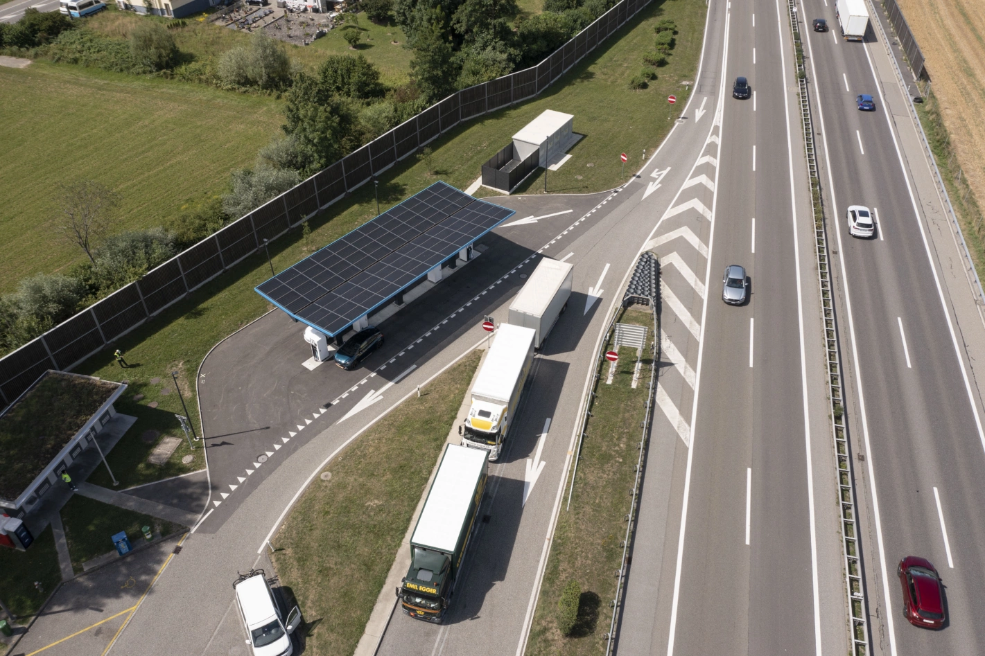 Für E-Lastwagen gibt es aktuell in der Schweiz viel zu wenig Ladestationen. Foto: Keystone (Christian Beutler)