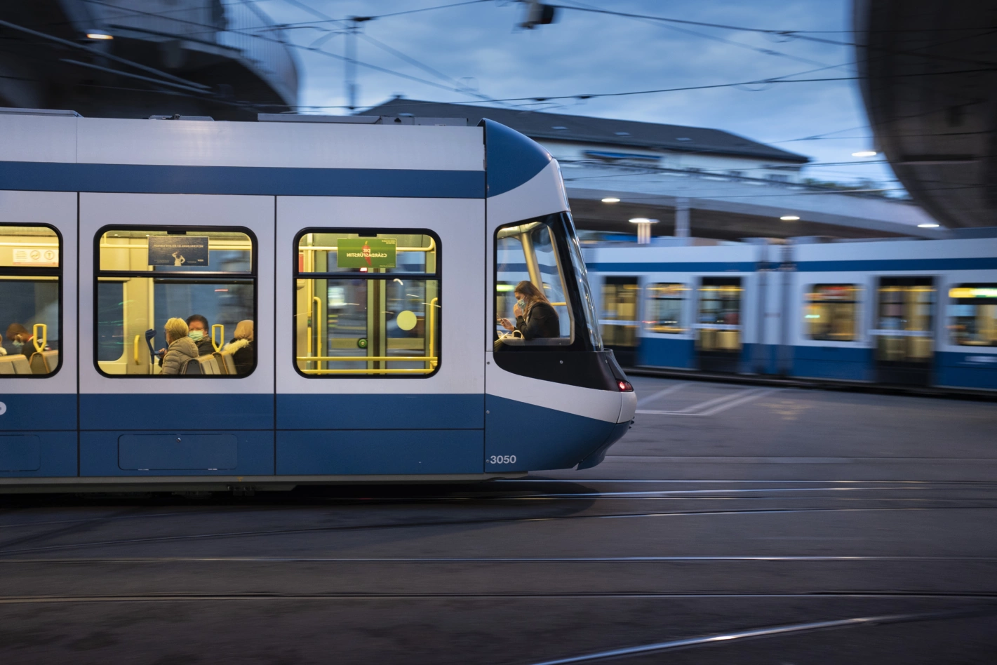 Eine App für alle: Künftig sollen Tramfahrten in Zürich gemeinsam mit Mobilitätsdienstleistungen in Bern und Basel buchbar sein. Foto: Gaetan Bally (Keystone)