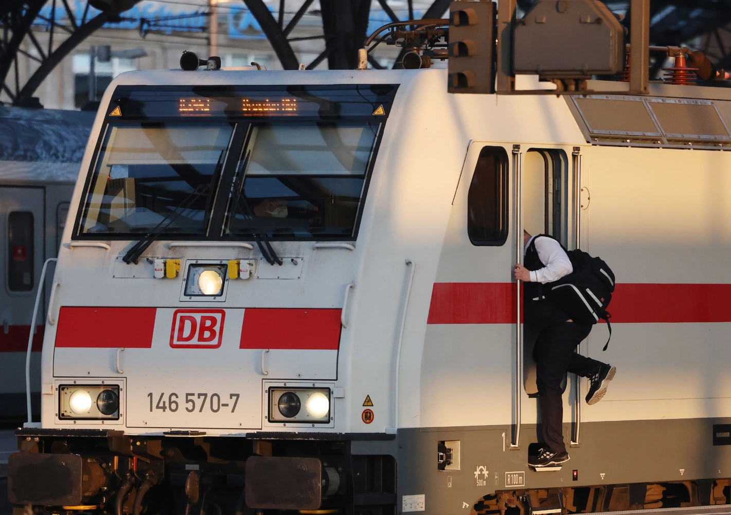 Sie wollen heute gar nicht erst in die Führerkabine steigen: Die Lokführerinnen und Lokführer der Deutschen Bahn. Foto: Oliver Berg (Keystone)