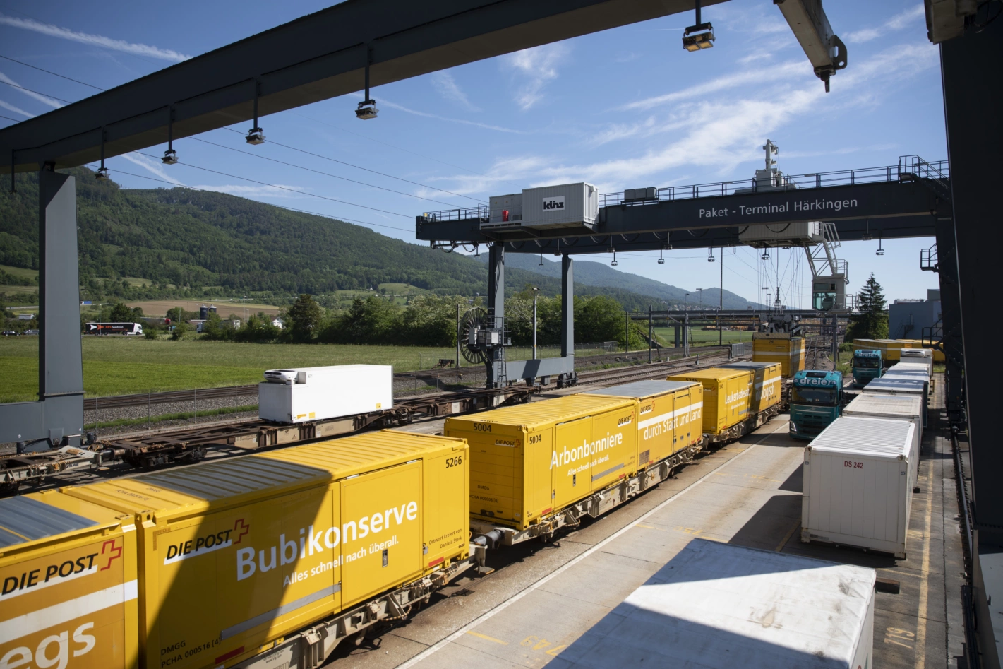 Ausbau Schienentransport: Die Schweizerische Post will 9 Millionen Pakete von der Strasse auf die Schiene verlagern. Foto: Peter Klaunzer