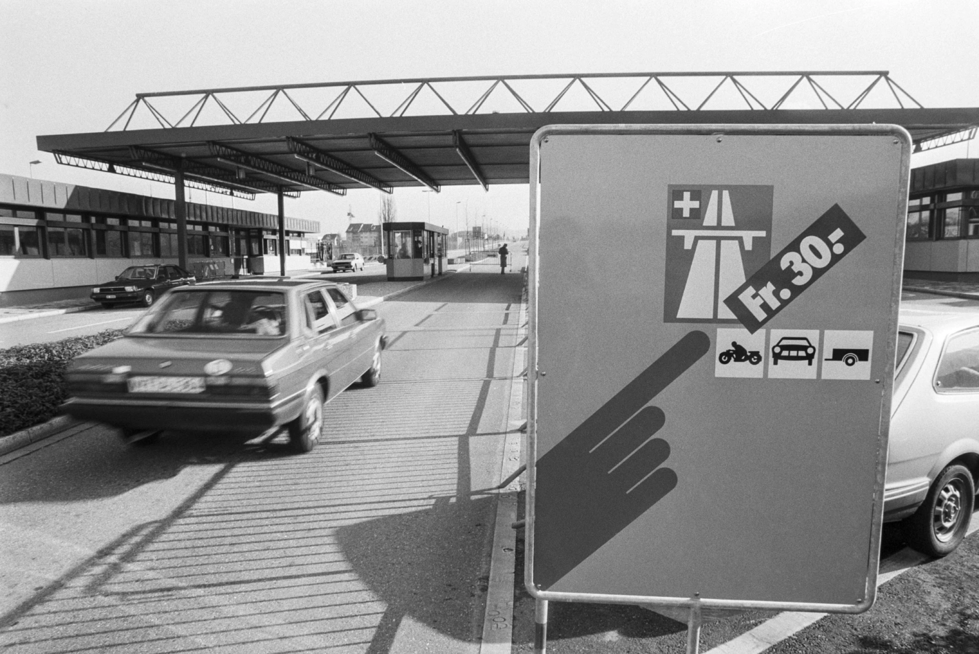 Eine Hinweistafel informiert Automobilisten am Grenzübergang Säckingen/Stein im Kanton Aargau über die Autobahnvignette, die ab 1. Januar 1985 obligatorisch war. Foto: Keystone