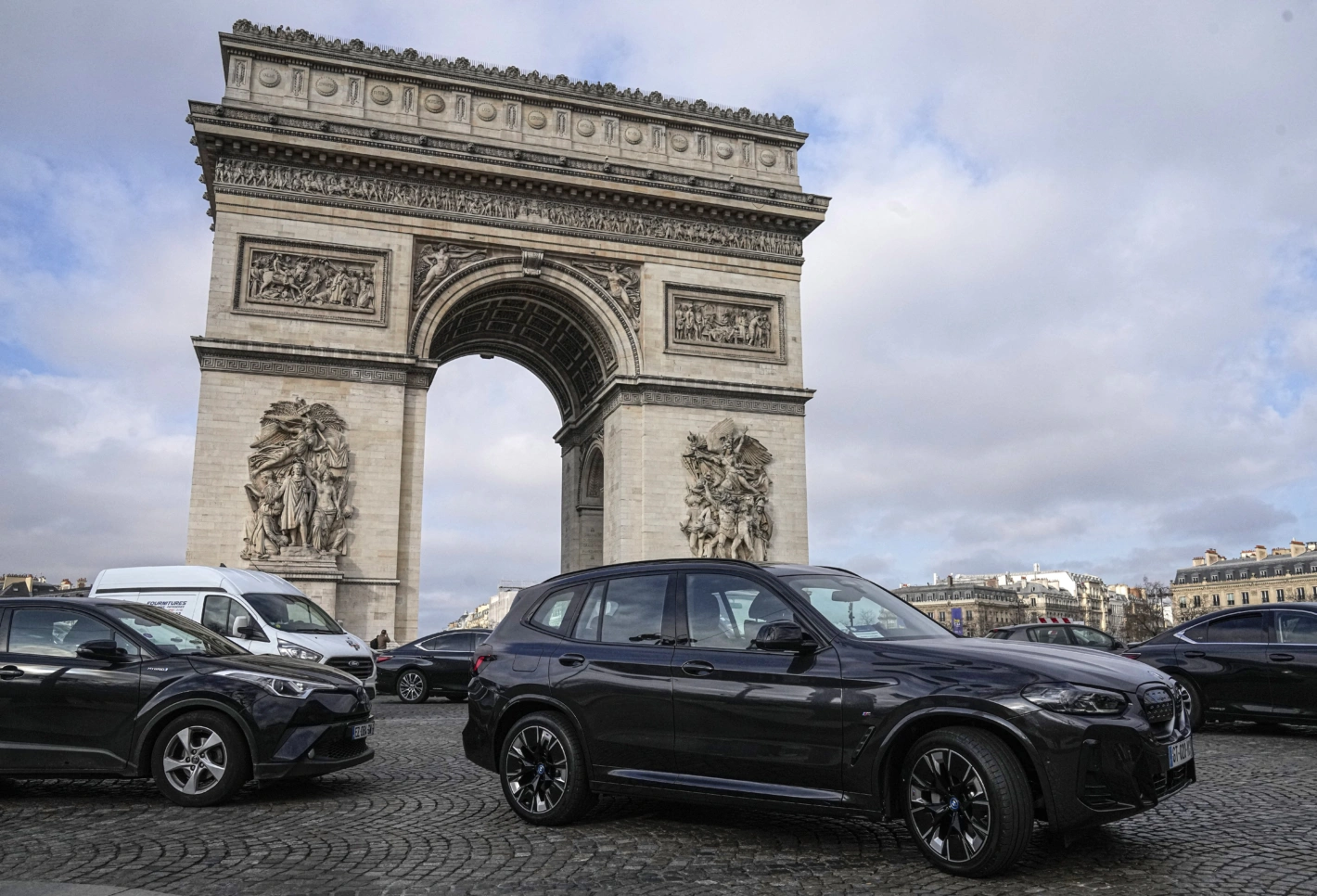 Paris hat am Sonntag deutliche höhere Parkgebühren für SUVs zugestimmt. Foto: Michel Euler (Keystone)