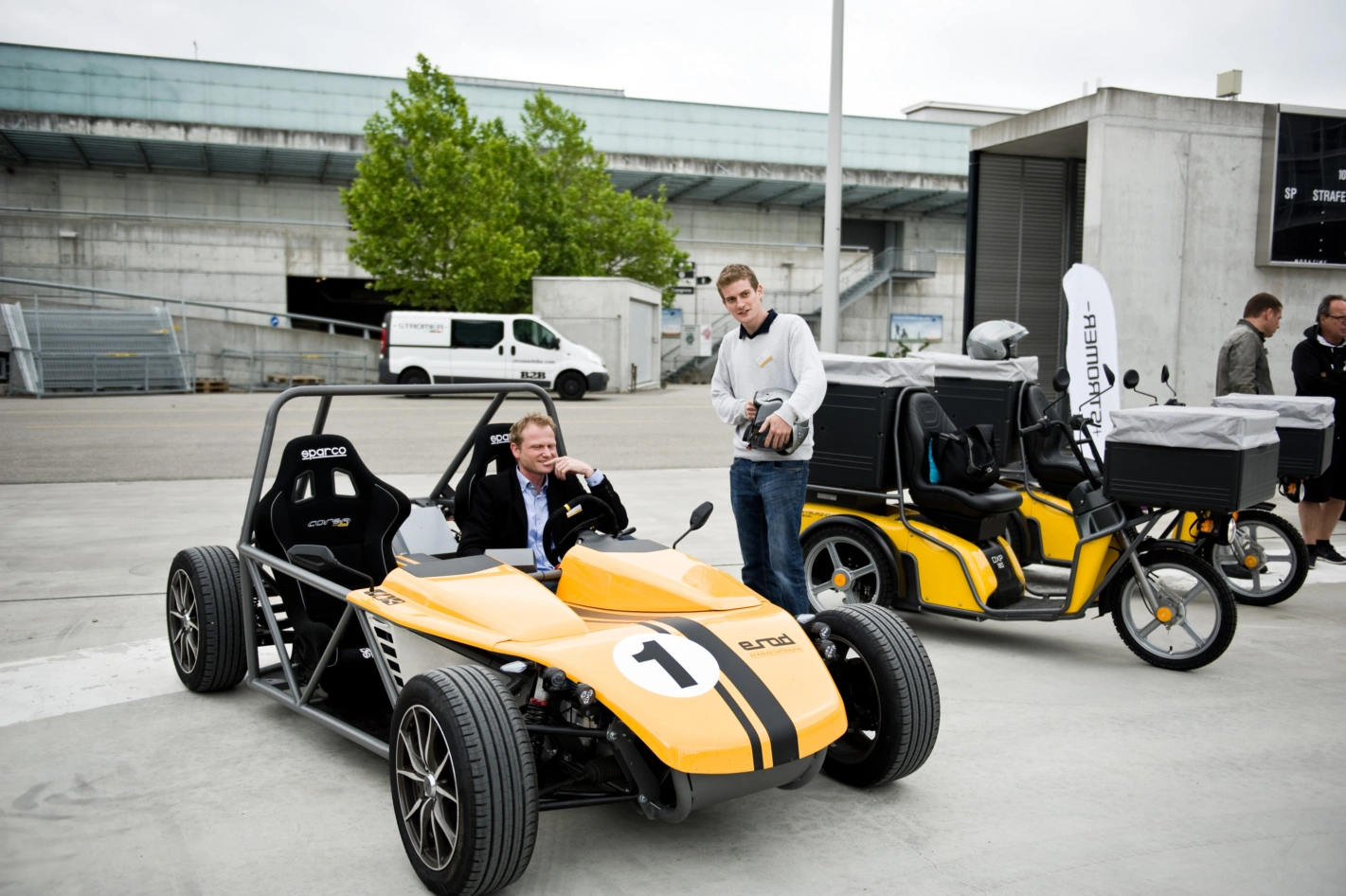 Peter Affolter von der Bern Fachhochschule in einem elektrischen Sportwagen der Firma Kyburz.