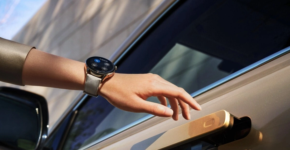 Die Smartwatch wird zum Autoschlüssel. Foto: Aito