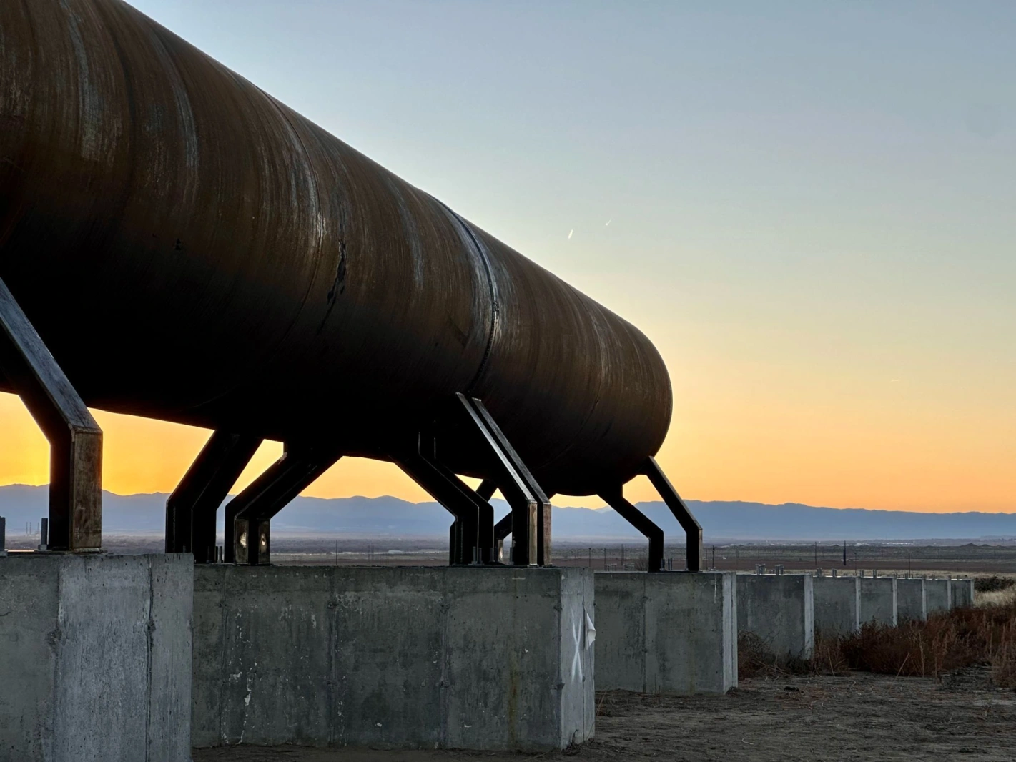 Der Bau der vollständigen Teststrecke des Hyperloop-Transportsystems von Swisspod am PuebloPlex in der Nähe des Flughafens Pueblo ist voll im Gange. Fotos: siwsspod