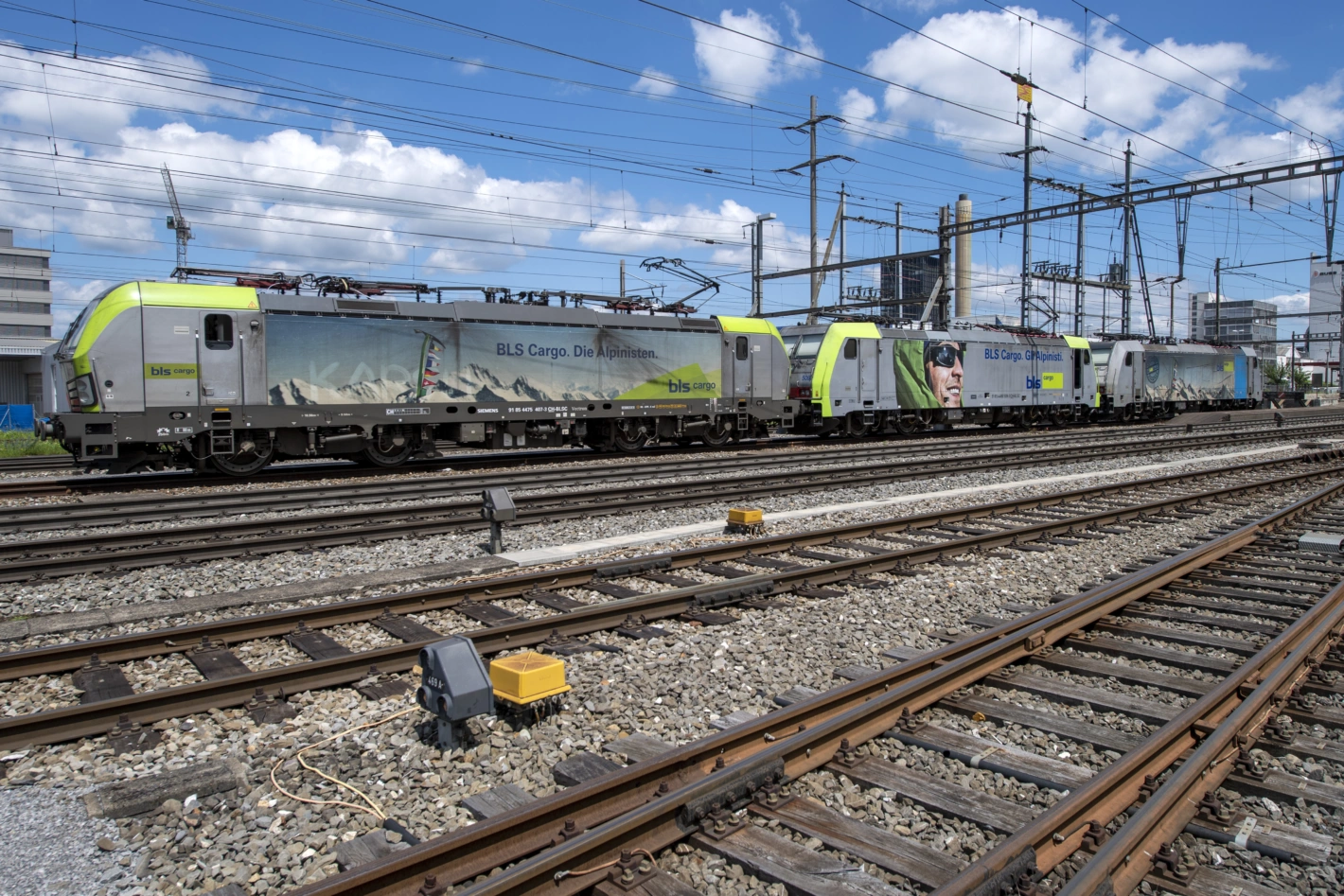 Drei BLS Cargo Lokomotiven stehen im Bahnhof in Pratteln. Foto: Georgios Kefalas (KEYSTONE)