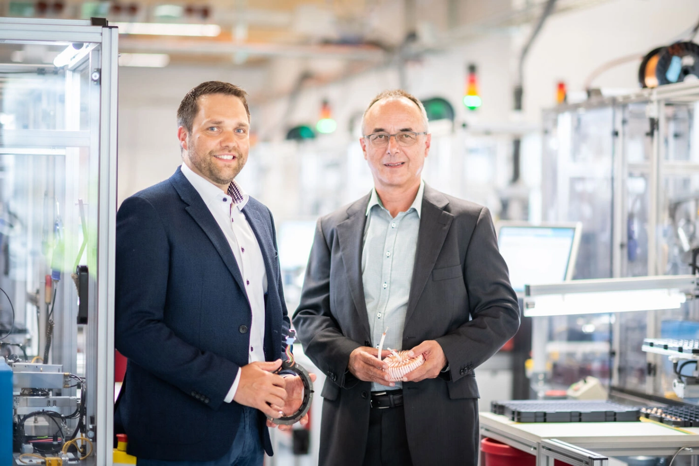 Manuel Inauen (links), seit 2021 CEO der KUK Electronic AG und Hansuli Koster, sein Vorgänger und Co-Gründer der Firma. Foto: KUK.