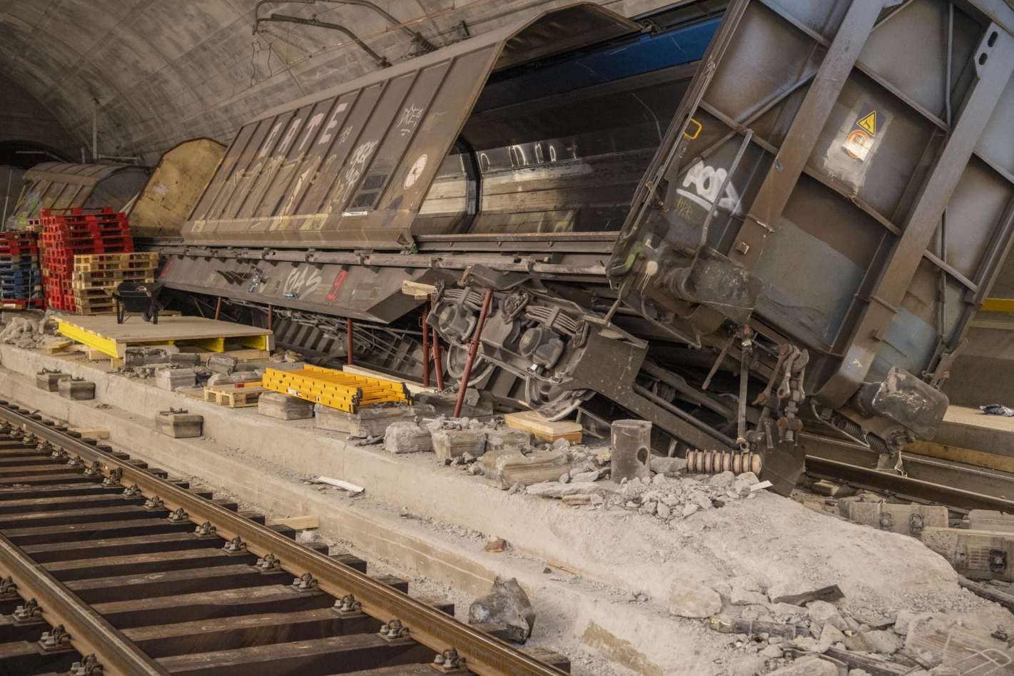 Schwerpunktthema der ersten, neuen Ausgabe sind Versorgungsengpässe und Kritische Infrastrukturen aufgehängt am Unfall am Gotthard, als im August 2023 ein Güterzug entgleiste. Foto: Keystone (Urs Flüeler)