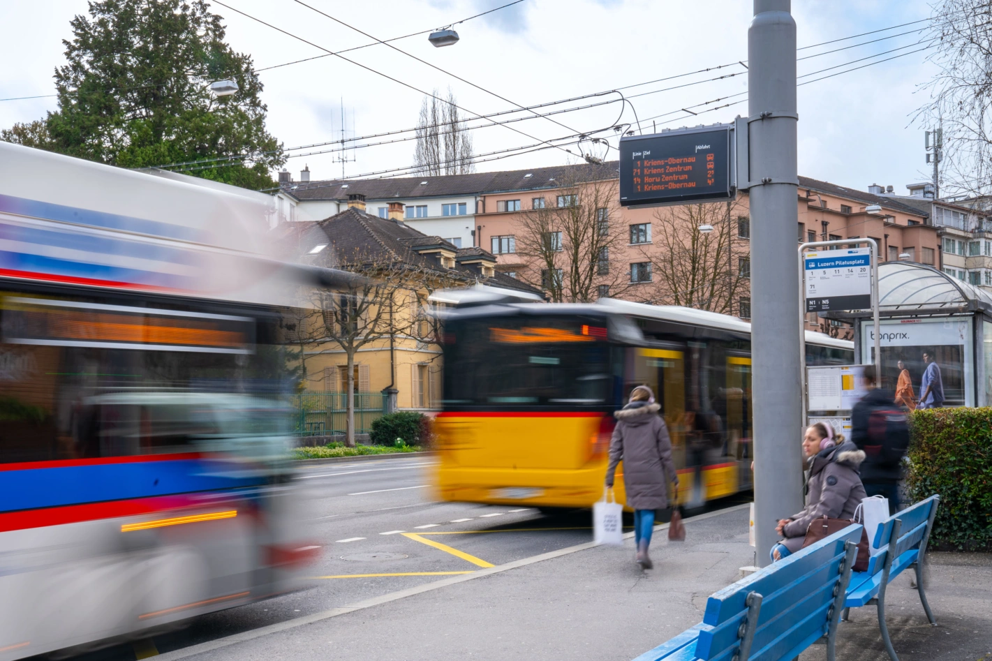 Am Pilatusplatz in Luzern treffen Busse und Postautos zusammen - und sollen ihre Daten künftig noch besser austauschen. Bild: zvg