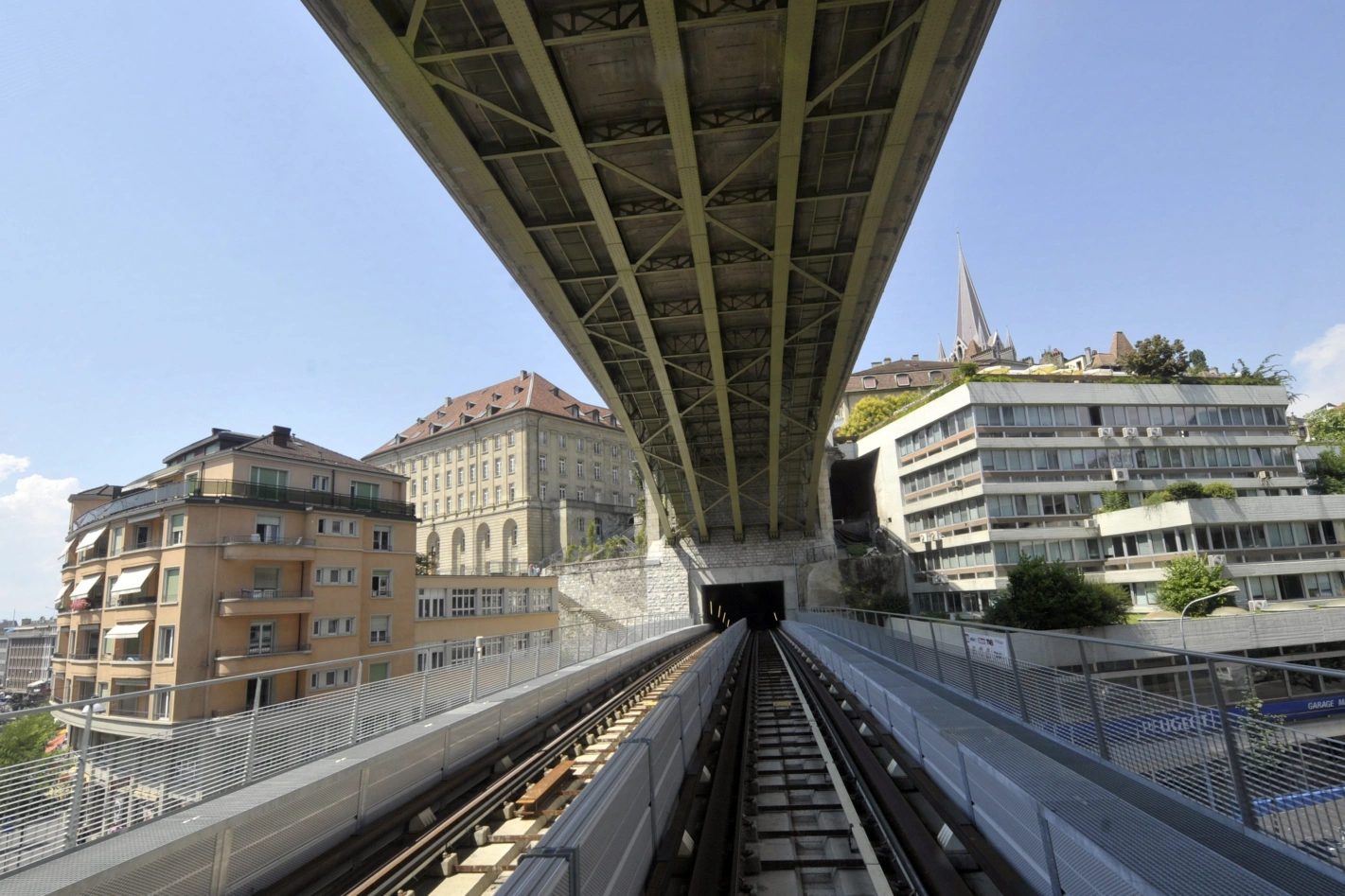 Etwa die Hälfte der U-Bahnstrecke der Lausanner Metro verläuft oberirdisch. Foto: Jean-Christophe Bott (Keystone)