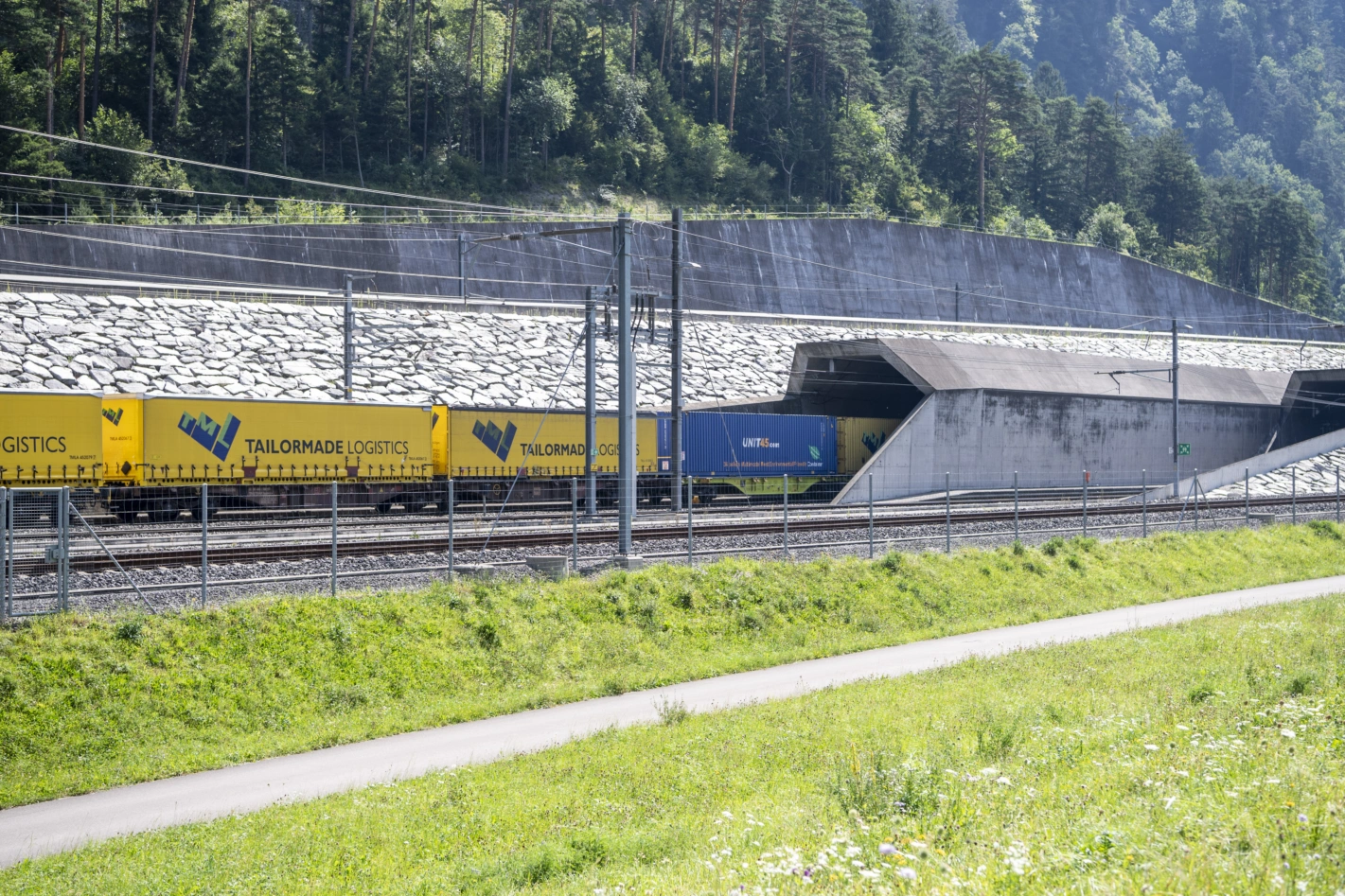 Ein Güterzug fährt bei der Oströhre in den Gotthard-Basistunnel. Foto: Urs Flüeler (Keystone)