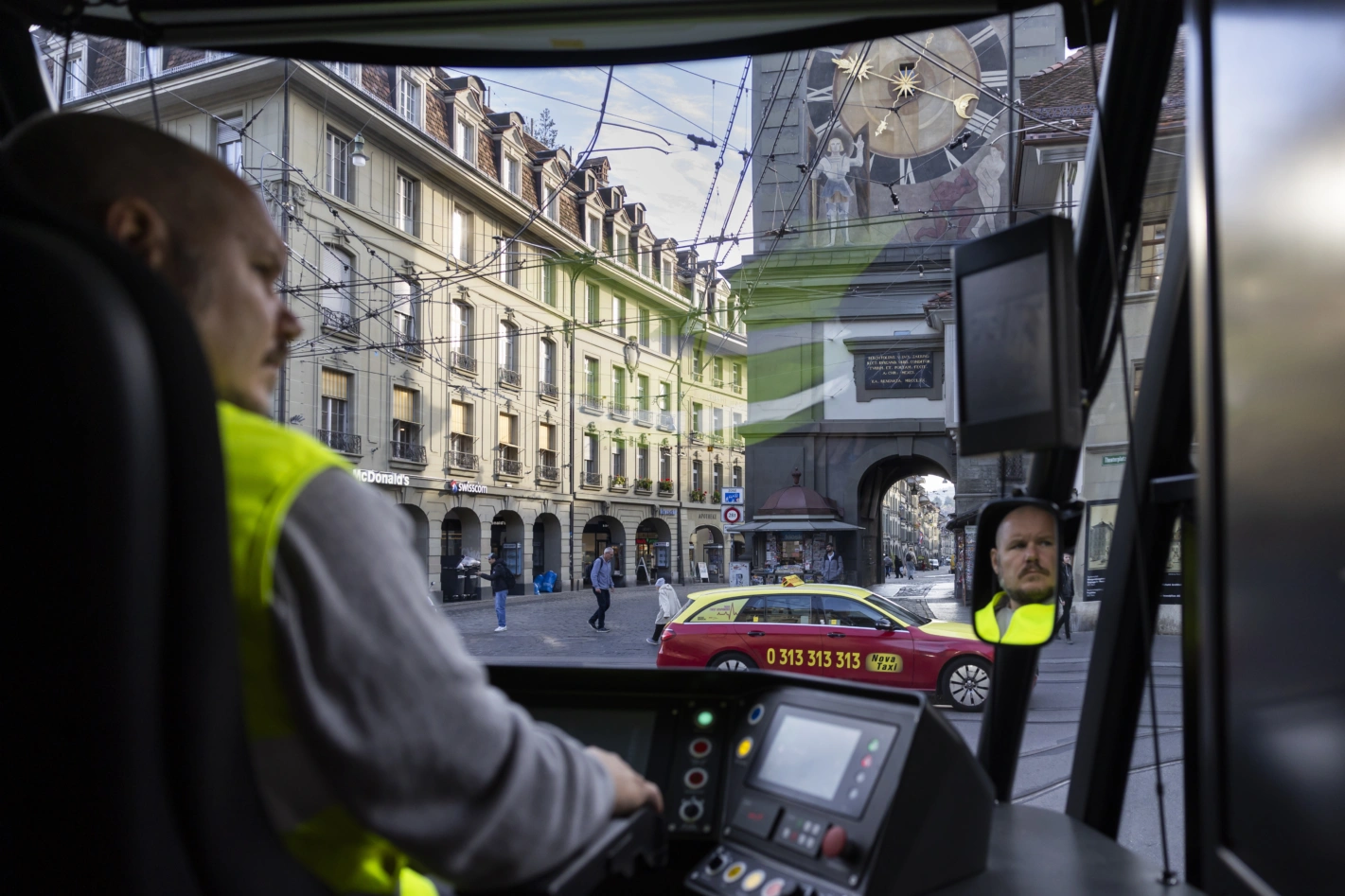 Von Tramführerinnen und Tramführern wird im städtischen Verkehr höchste Konzentration gefordert. Foto: Peter Klaunzer (Keystone)